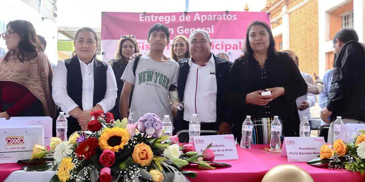 Gloria Barrales gestiona y entrega masivamente aparatos ortopédicos y prótesis a ciudadanos de Amozoc