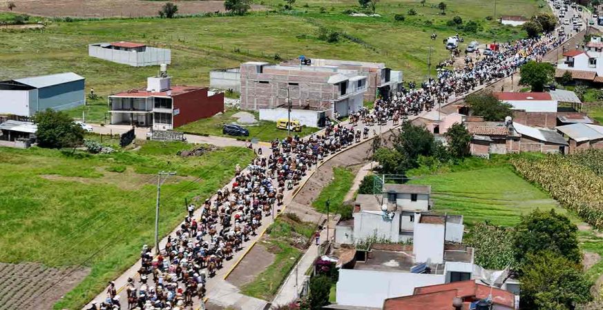 Chignahuapan vive tradiciones con seguridad, gobernador Armenta encabeza cabalgata con mil jinetes