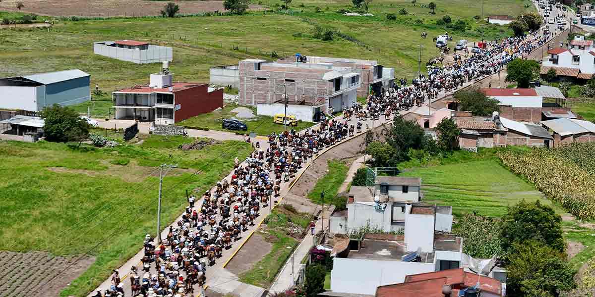 Chignahuapan vive tradiciones con seguridad, gobernador Armenta encabeza cabalgata con mil jinetes