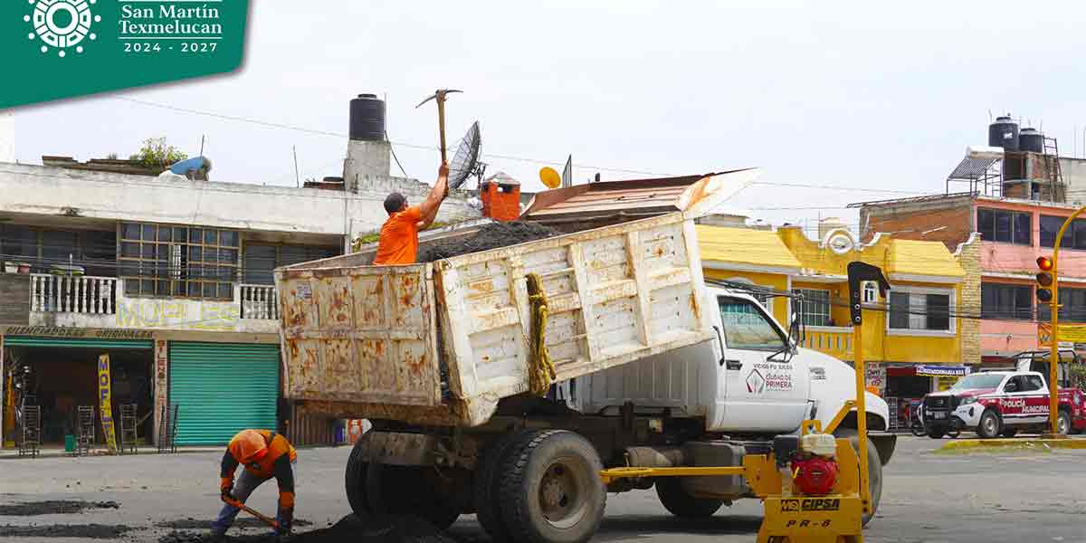 GOBIERNO MUNICIPAL REALIZA BACHEO EN DIFERENTES VIALIDADES DE SAN MARTÍN TEXMELUCAN