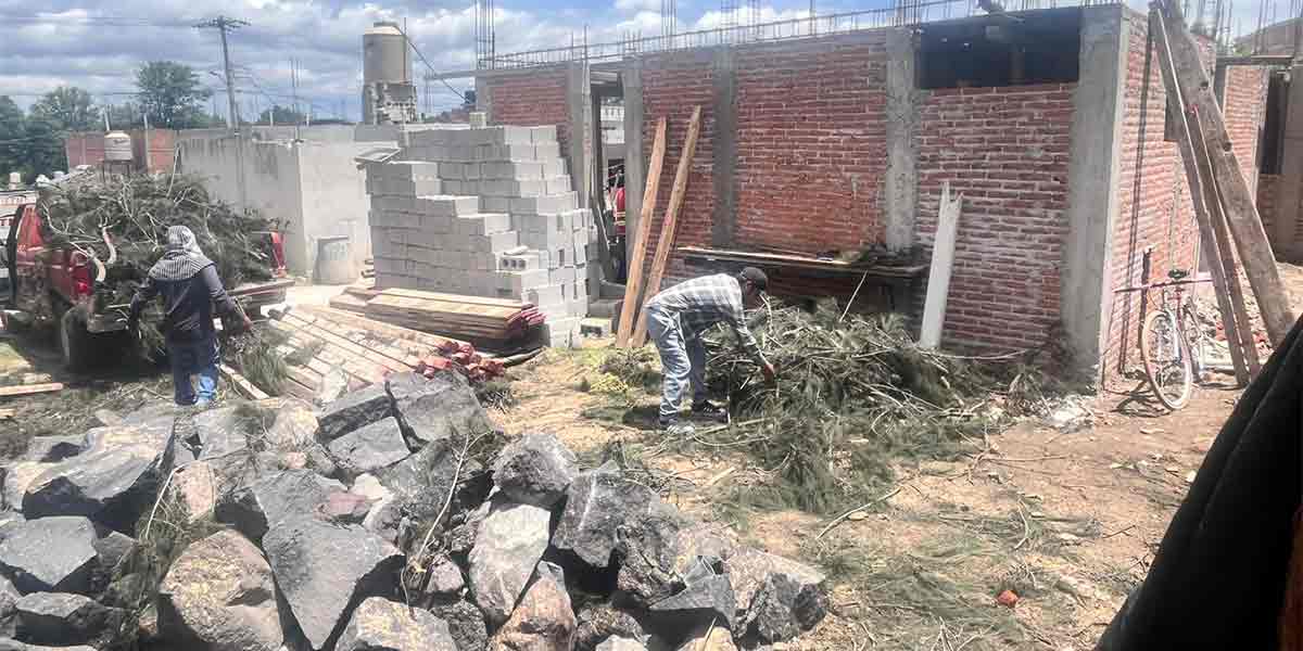 Avanza CAPCEE en construcción de barda afectada por lluvia en secundaria de Coronango