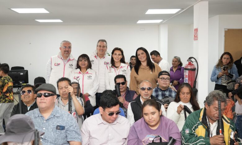 Entregan Pepe Chedraui y MariElise Budib bastones guía a integrantes del Taller de Cooperación para Ciegos A.C