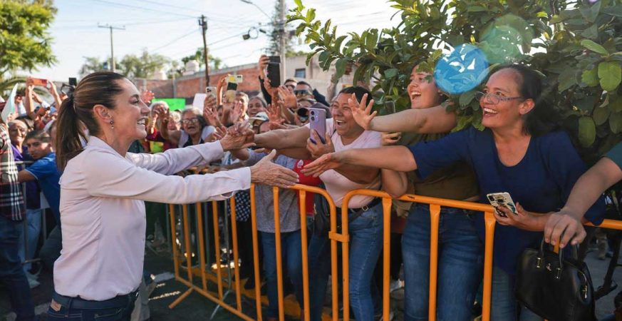 Sheinbaum impulsa becas, apoyos a mujeres y pueblos originarios en gira por el Bajío
