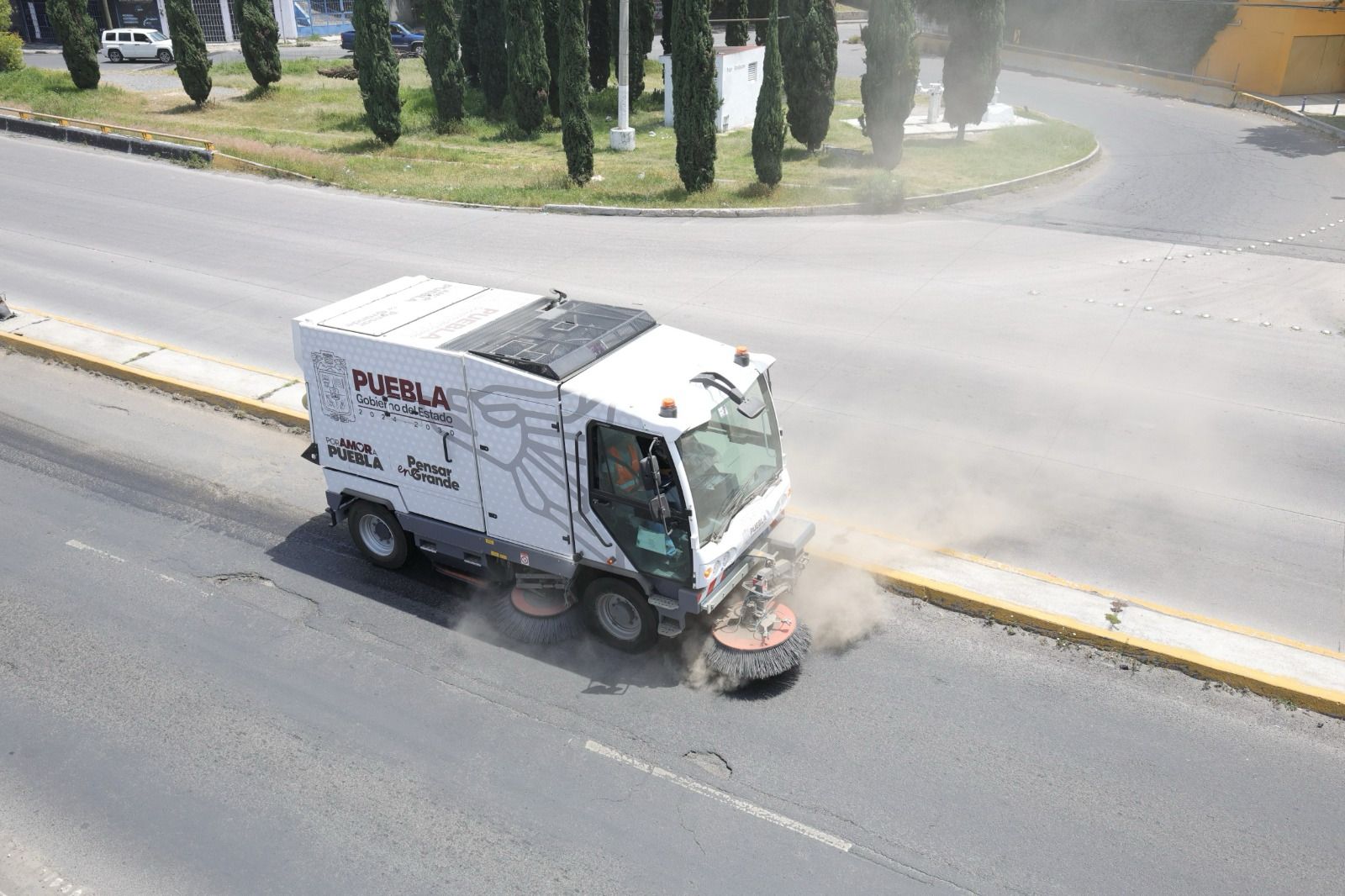 Intensifica Gobierno Estatal barrido mecánico en Puebla Capital para mejorar imagen urbana