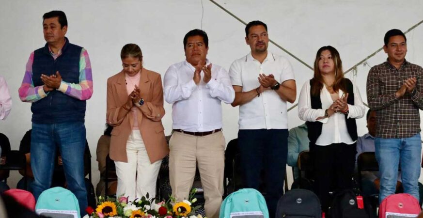 Mateo Hernández entrega más de 10 mil kits escolares a estudiantes de primaria