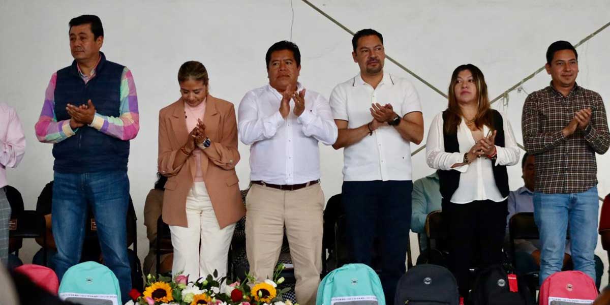 Mateo Hernández entrega más de 10 mil kits escolares a estudiantes de primaria