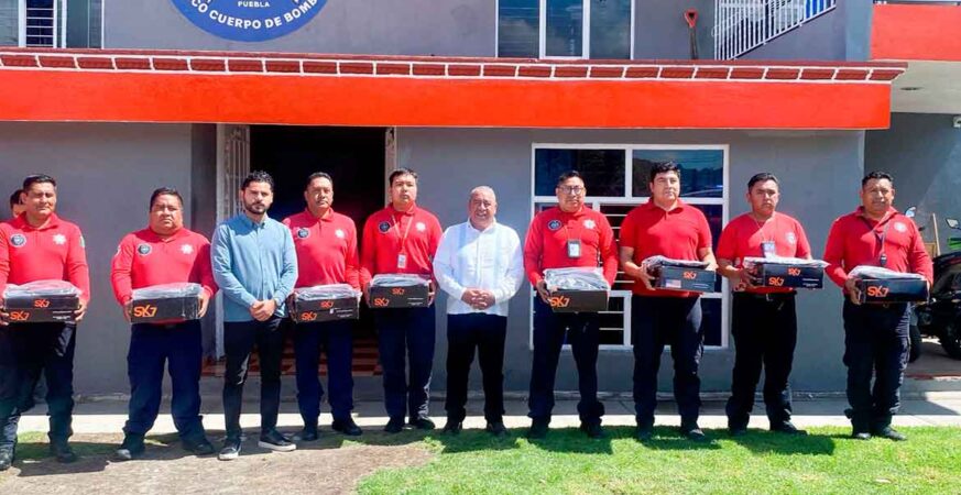 Con entrega de uniformes y pastel, el presidente Municipal Severiano de la Rosa celebra a los bomberos de Amozoc en su día.