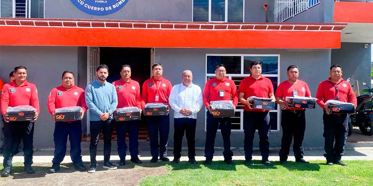 Con entrega de uniformes y pastel, el presidente Municipal Severiano de la Rosa celebra a los bomberos de Amozoc en su día.