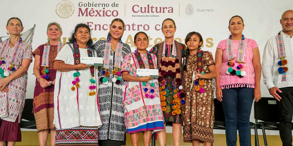 PRESIDENTA CLAUDIA SHEINBAUM ENTREGA CRÉDITOS A LA PALABRA A MUJERES ARTESANAS DE AMUZGO