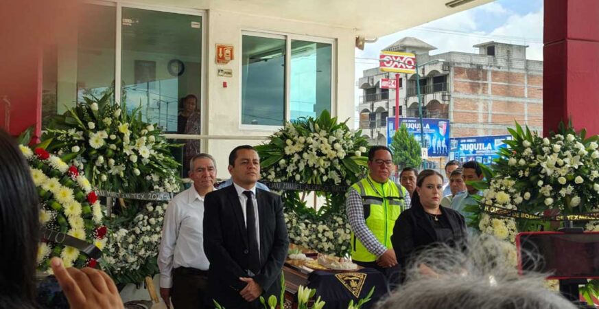 San Martín Texmelucan rinde homenaje a bombero con 17 años de servicio