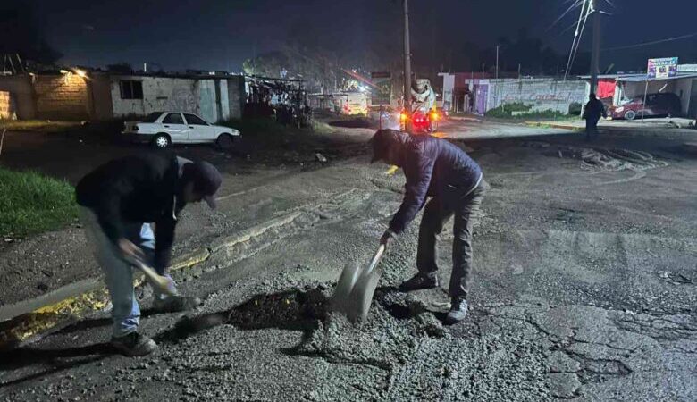 En Amozoc realizan bacheo nocturno para mejorar vialidades
