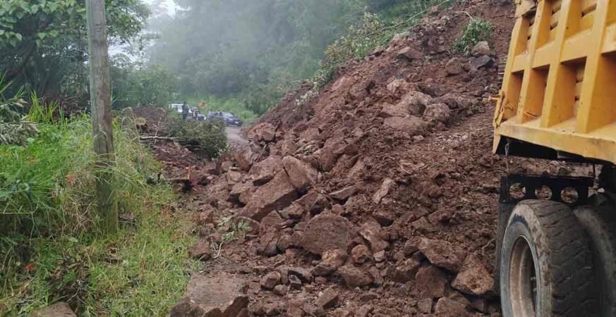 Secretaría de Infraestructura intervine carretera en Naupan bloqueada por derrumbe