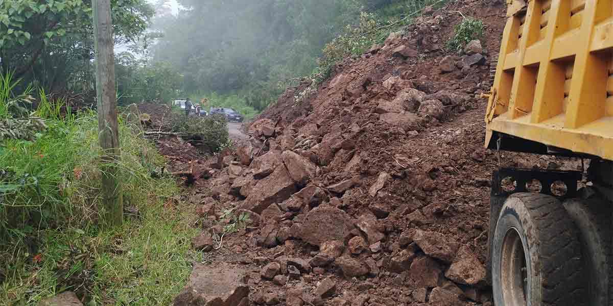 Secretaría de Infraestructura intervine carretera en Naupan bloqueada por derrumbe