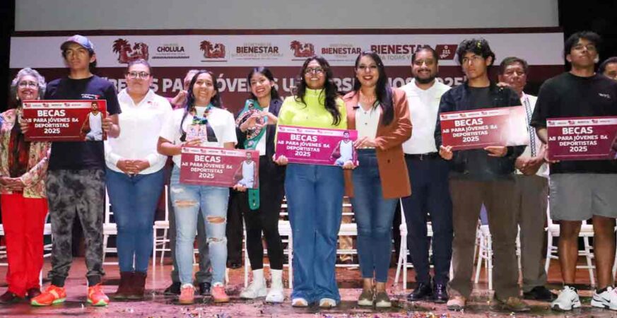 En compañía de Gaby “La Bonita” Sánchez, Tonantzin Fernández entrega becas a jóvenes deportistas y universitarios