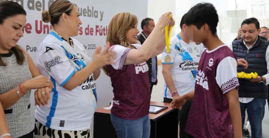 Jóvenes de la Casa del Adolescente conviven con futbolistas del Club Puebla