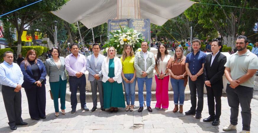 GOBIERNO DE TEXMELUCAN INICIA PEGA DE BANDO SOLEMNE DE LAS FIESTAS PATRIAS 2025