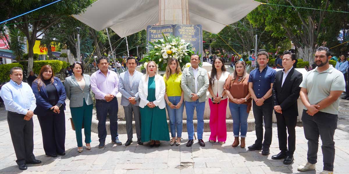 GOBIERNO DE TEXMELUCAN INICIA PEGA DE BANDO SOLEMNE DE LAS FIESTAS PATRIAS 2025