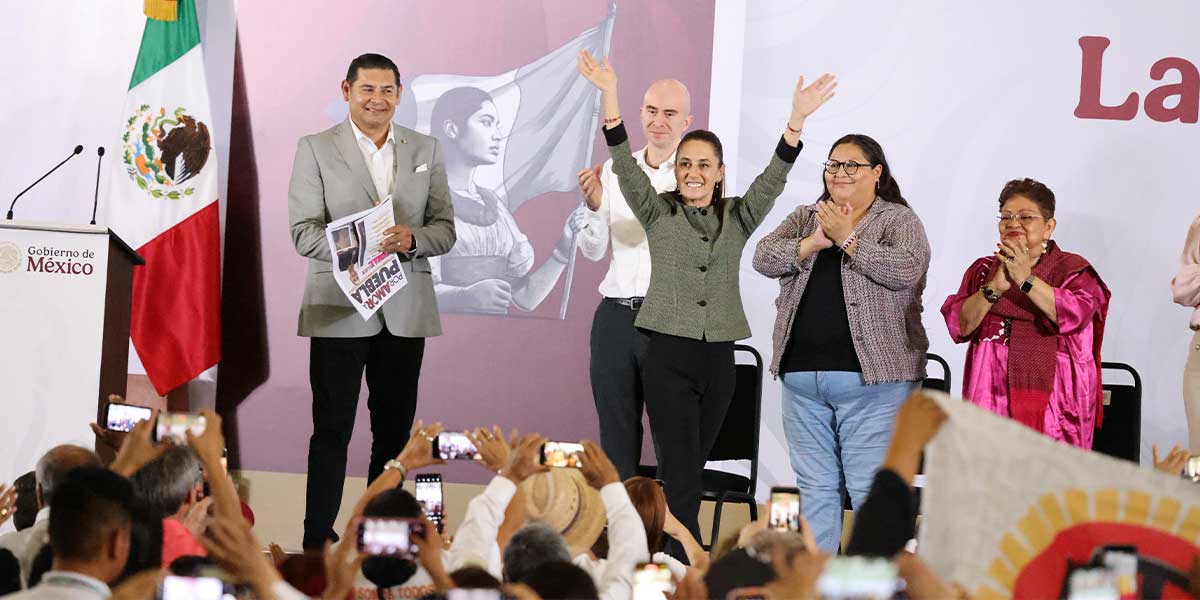 La presidenta Claudia Sheinbaum es recibida por más de 35 mil poblanas y poblanos en su Informe Regional.