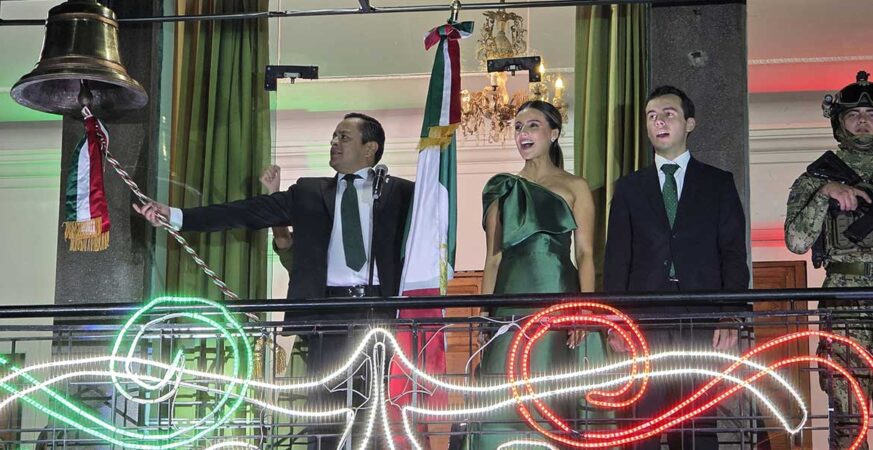 ENCABEZA ALCALDE DE TEXMELUCAN, JUAN MANUEL ALONSO, CEREMONIA DE GRITO DE INDEPENDENCIA