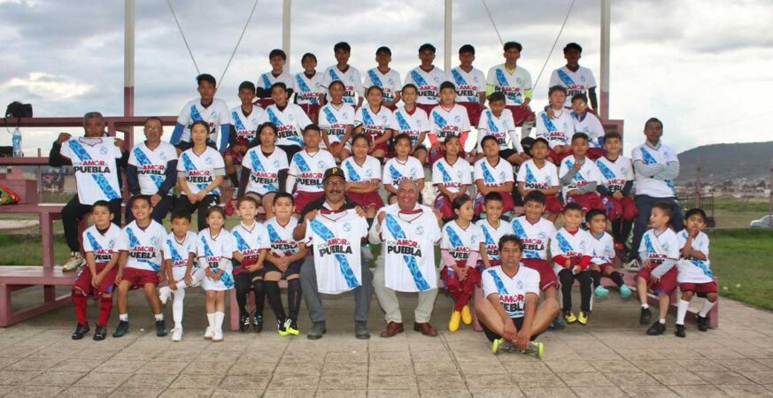 Gobierno de Amozoc fortalece el deporte juvenil con entrega de uniformes