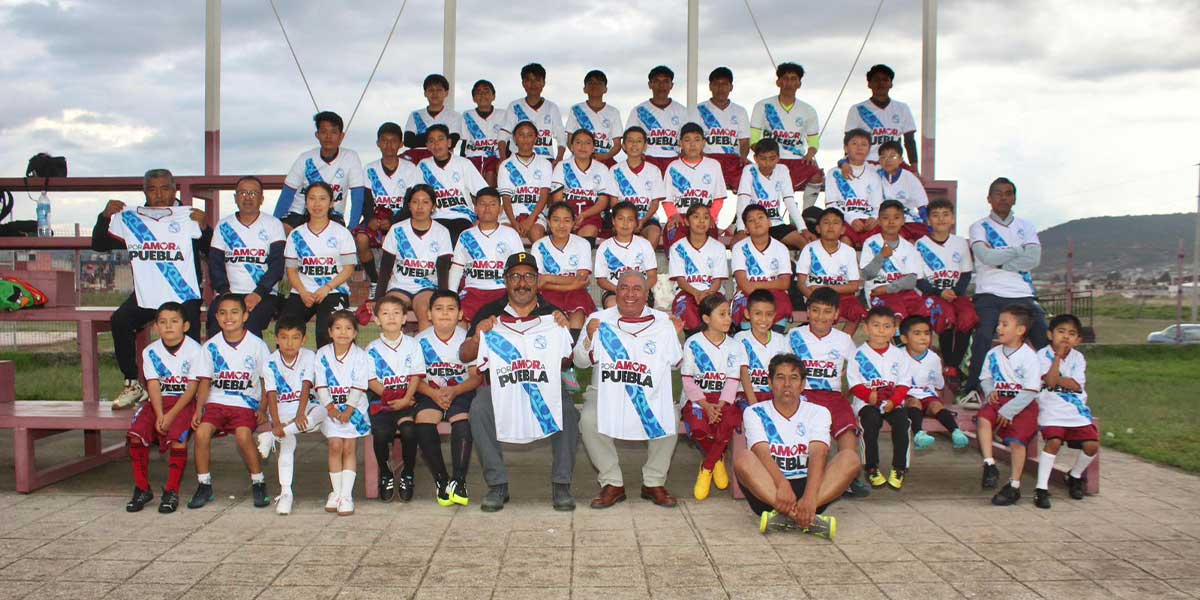 Gobierno de Amozoc fortalece el deporte juvenil con entrega de uniformes