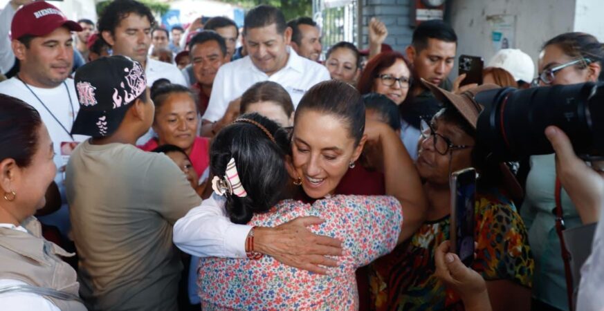 "EL GOBIERNO DE MÉXICO ESTÁ CON USTEDES": PRESIDENTA CLAUDIA SHIENBAUM VISITA LA CEIBA EN XICOTEPEC, PUEBLA PARA SUPERVISAR ENTREGA DE APOYOS A FAMILIAS AFECTADAS POR LAS LLUVIAS