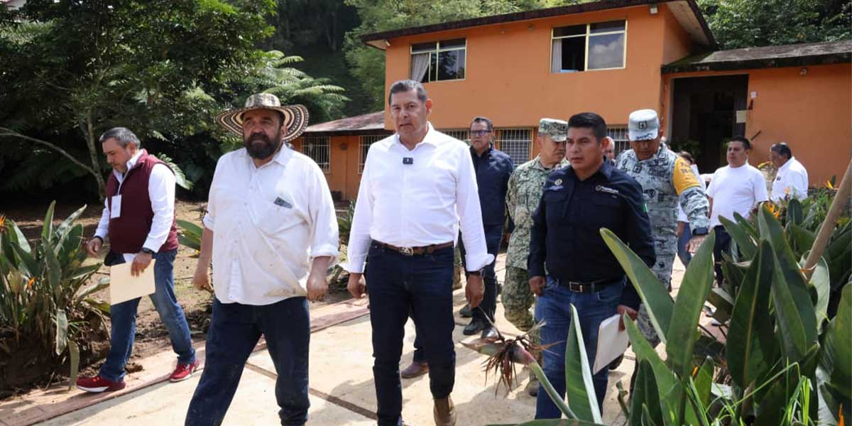 Gobernador Armenta supervisa limpieza y reconstrucción de viviendas afectadas en Huauchinango