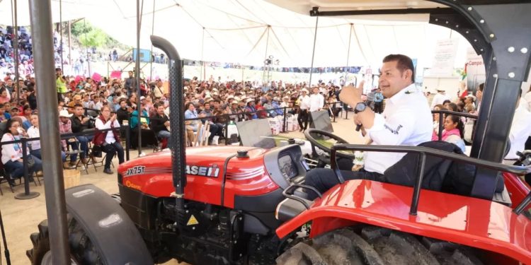 Con apoyos históricos al campo, gobierno estatal impulsa producción agrícola en Cuautempan
