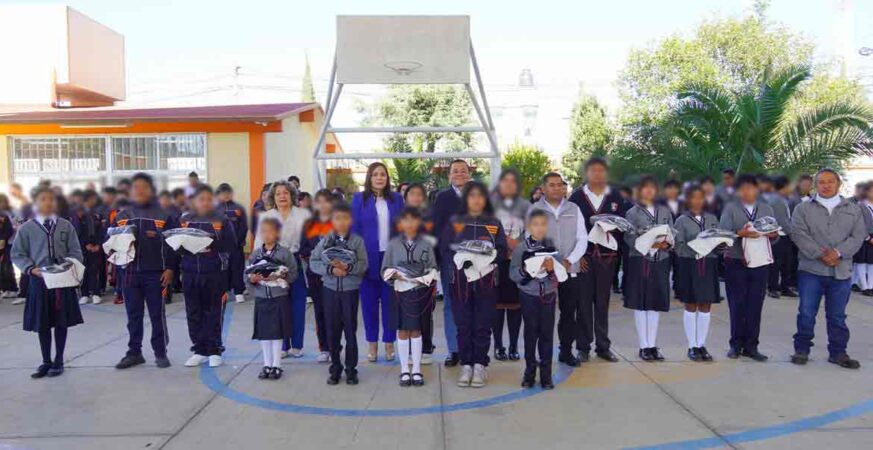 EL EDIL JUAN MANUEL ALONSO ENCABEZA ENTREGA DE UNIFORMES DEL PROGRAMA POR AMOR A PUEBLA EN ESCUELA DE EL MORAL