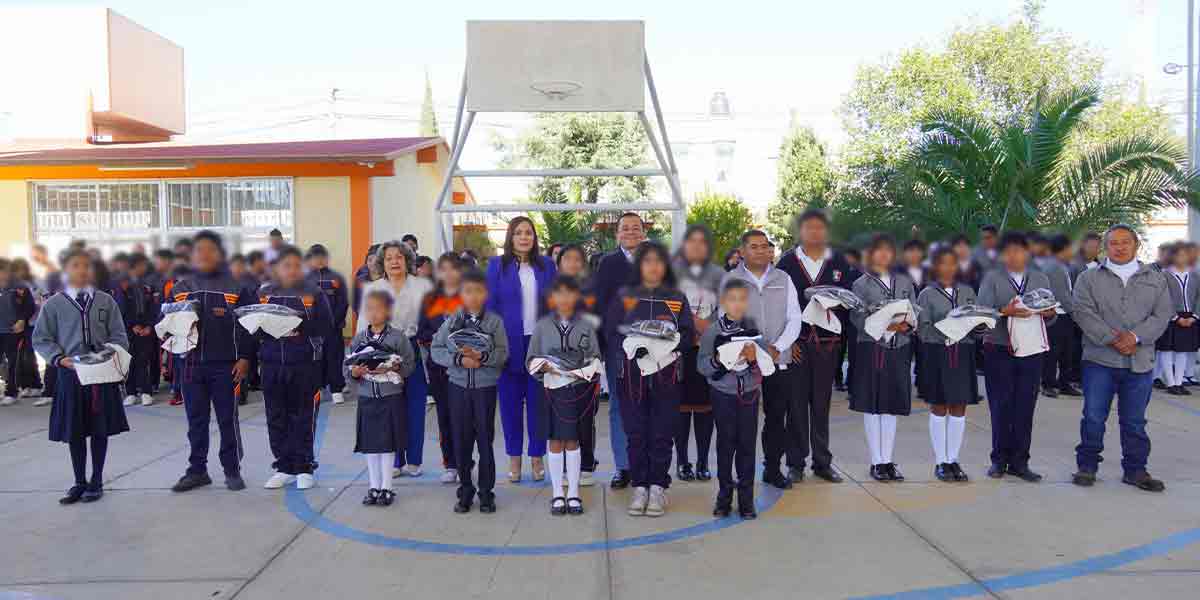 EL EDIL JUAN MANUEL ALONSO ENCABEZA ENTREGA DE UNIFORMES DEL PROGRAMA POR AMOR A PUEBLA EN ESCUELA DE EL MORAL