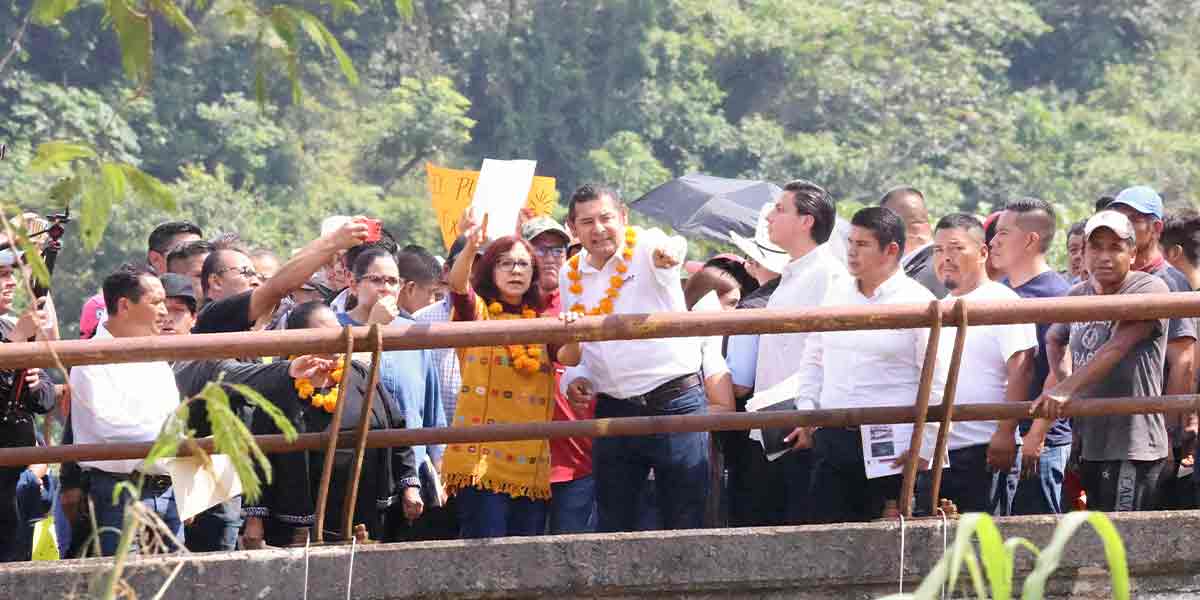 Rehabilitarán gobierno federal y estatal puente que comunica a Zihuateutla y Tlaola