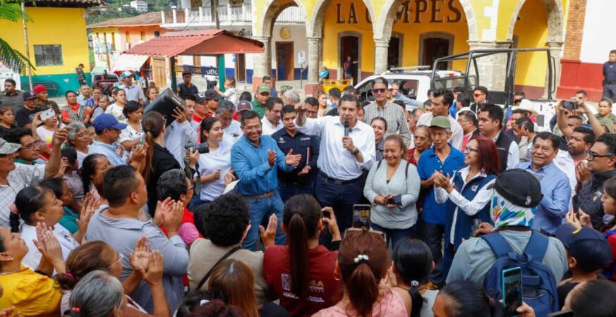 Gobierno federal y estatal restablecen caminos, entregan víveres y rehabilitan servicios en Pahuatlán