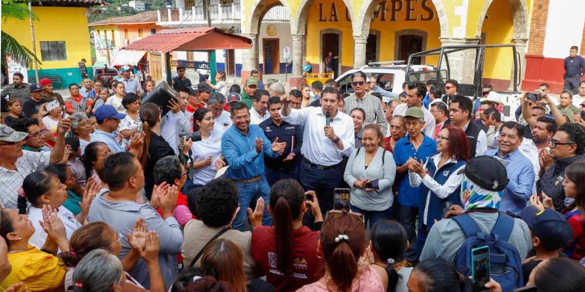 Gobierno federal y estatal restablecen caminos, entregan víveres y rehabilitan servicios en Pahuatlán