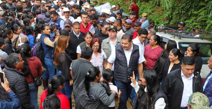 Con módulos de maquinaria, Gobierno de Puebla abre caminos afectados por deslaves en Eloxochitlán