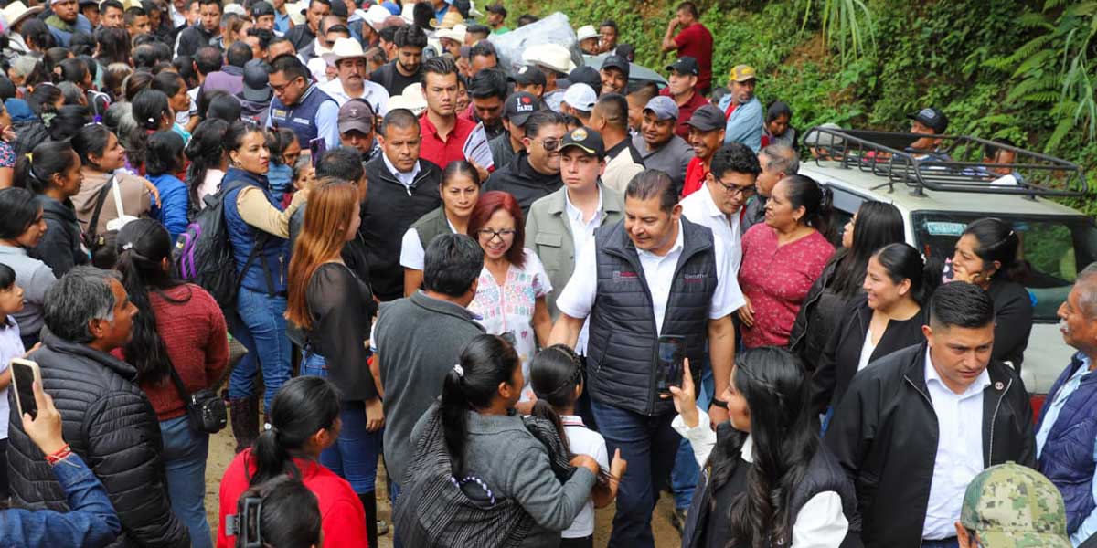Con módulos de maquinaria, Gobierno de Puebla abre caminos afectados por deslaves en Eloxochitlán