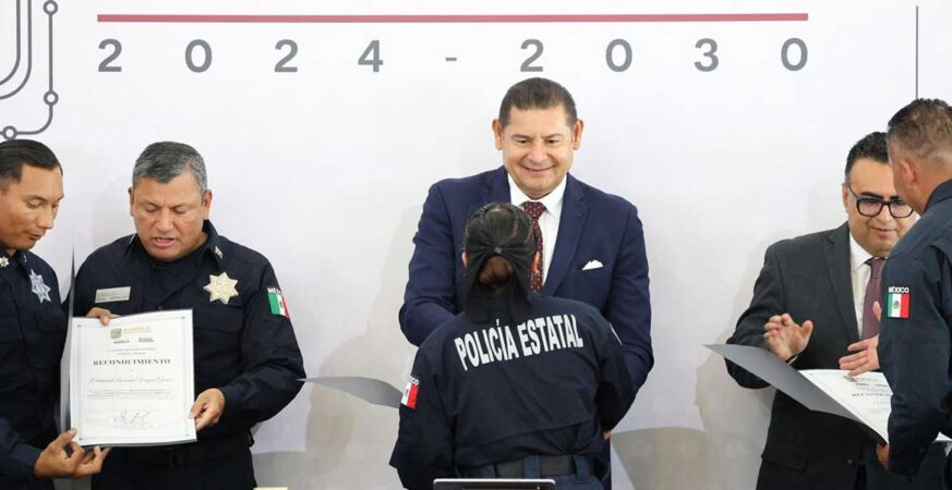 Gobierno estatal reconoce profesionalización de cuerpos de seguridad capacitados por SEMAR