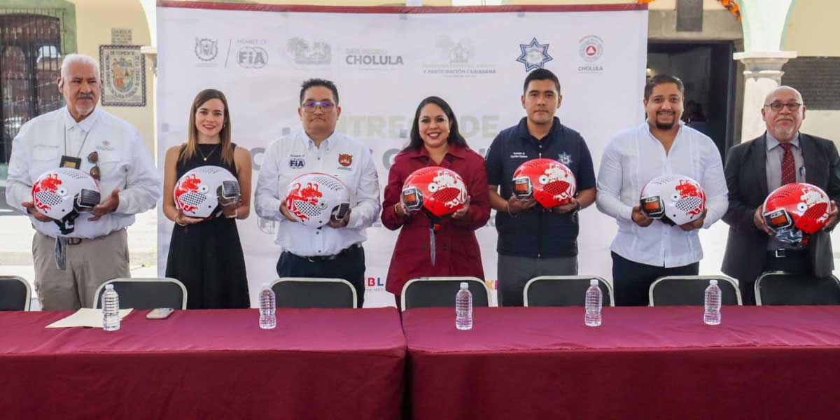 Tonantzin Fernández entrega cascos gratuitos a motociclistas de San Pedro Cholula