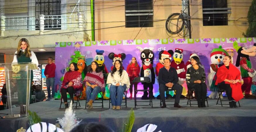 AUTORIDADES MUNICIPALES Y EMPRESARIOS REALIZARON EL ENCENDIDO DEL ÁRBOL DE NAVIDAD EN EL ZÓCALO DE TEXMELUCAN