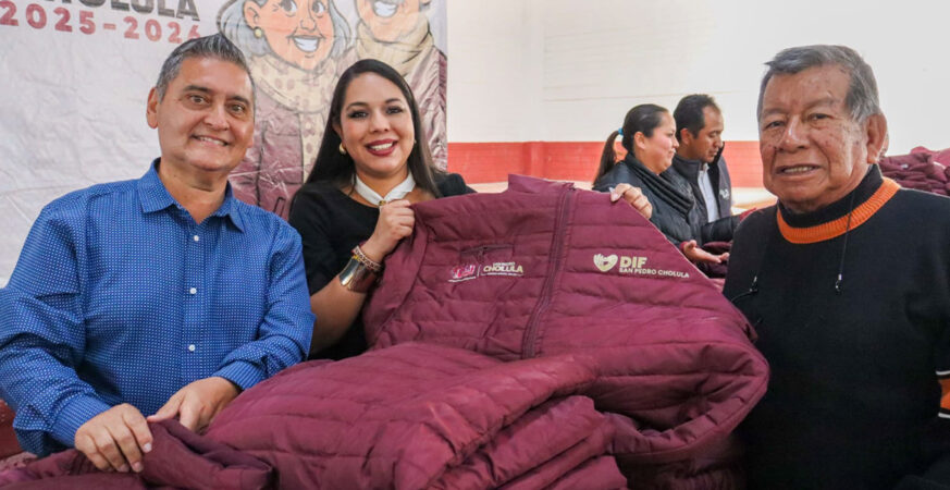 La presidenta municipal entregó chamarras a cientos de adultos mayores de esta junta auxiliar