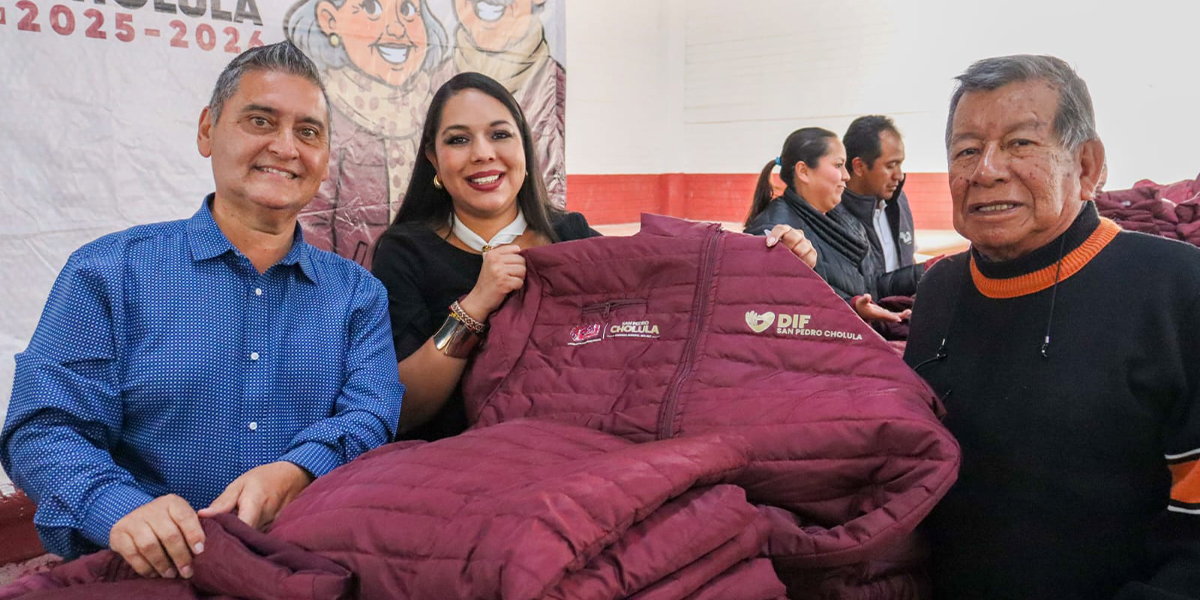 La presidenta municipal entregó chamarras a cientos de adultos mayores de esta junta auxiliar