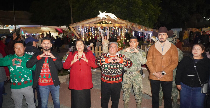 CON NUEVO RÉCORD DE ASISTENCIA, AMOZOC SE UNIÓ PARA ENCENDER SU ÁRBOL DE NAVIDAD