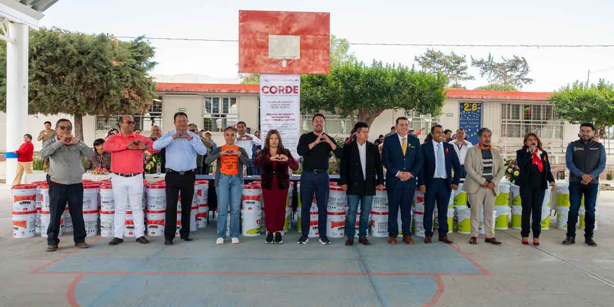 Andrés Villegas entrega apoyos a escuelas de Tecamachalco en representación del gobernador Armenta