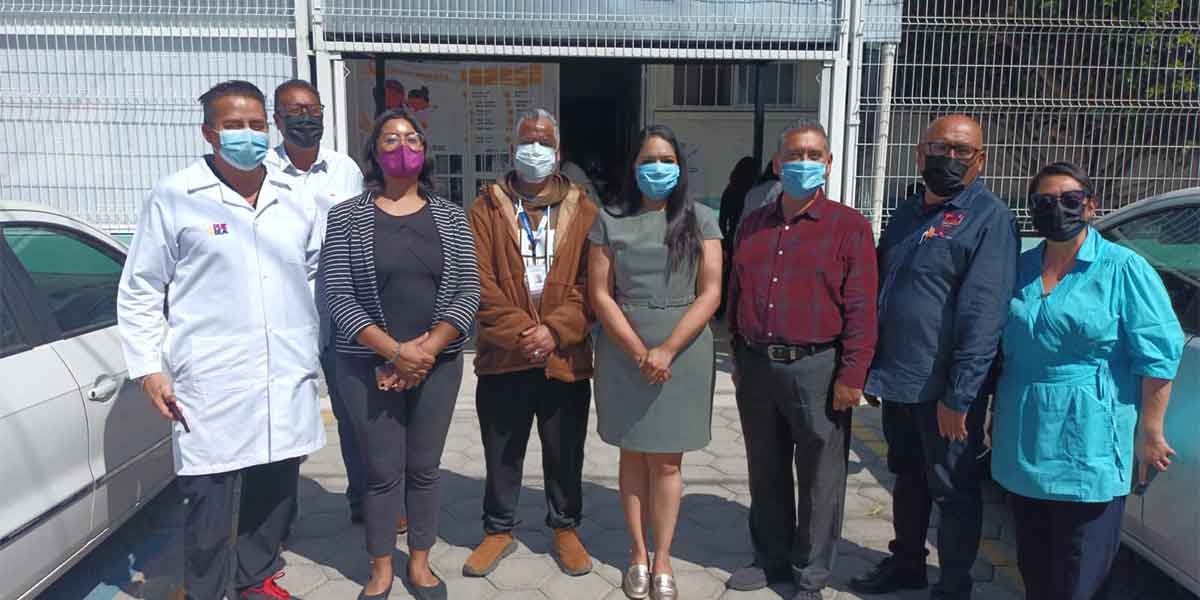 Mujeres participan en taller gratuito de elaboración de rompope en la Casa Carmen Serdán