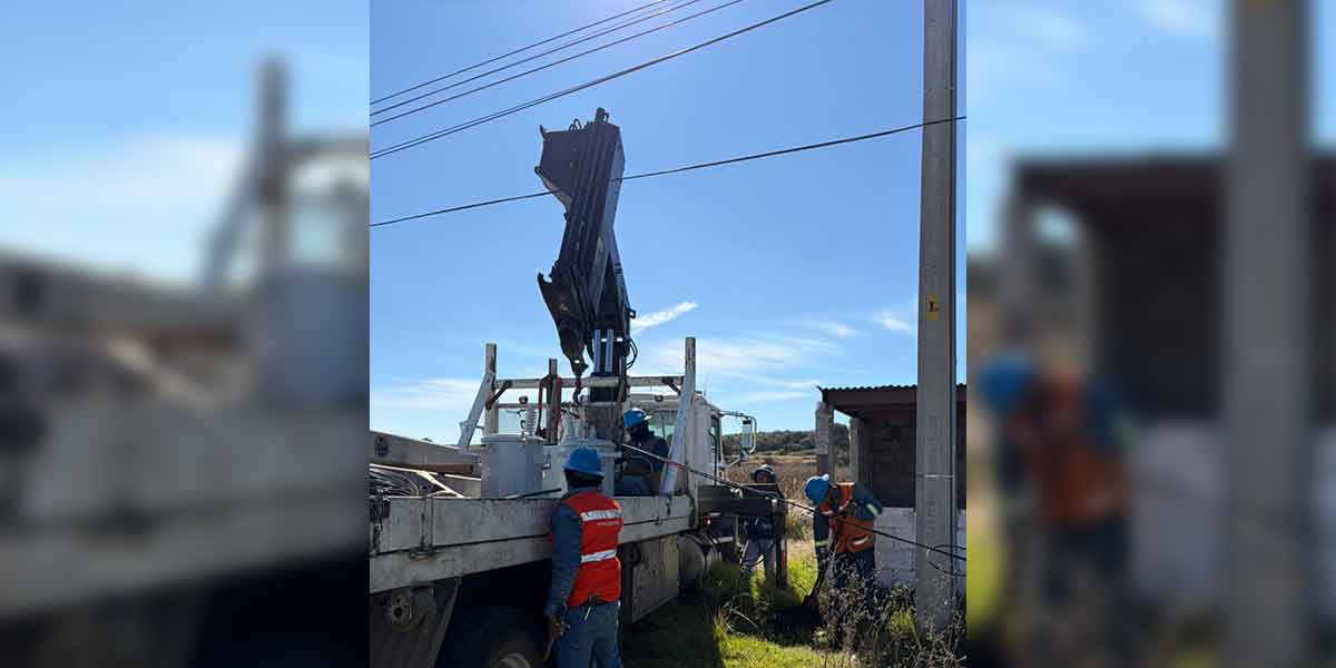 Supervisa edil de Amozoc la colocación de transformadores para ampliar la iluminación en la Carretera Federal Puebla–Tehuacán