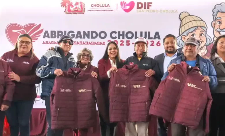 Con Abrigando Cholula, Tonantzin Fernández beneficia a adultos mayores con 1,500 chamarras en la Cabecera Municipal
