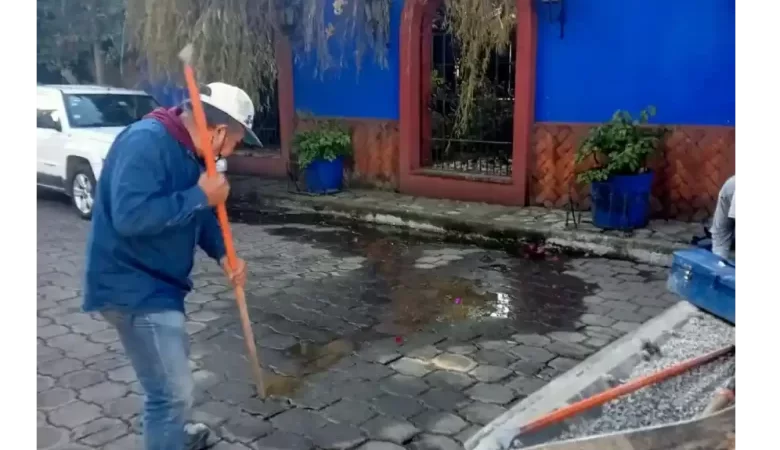Atiende SOSAPACH fuga de agua en Club de Golf gracias a reporte ciudadano