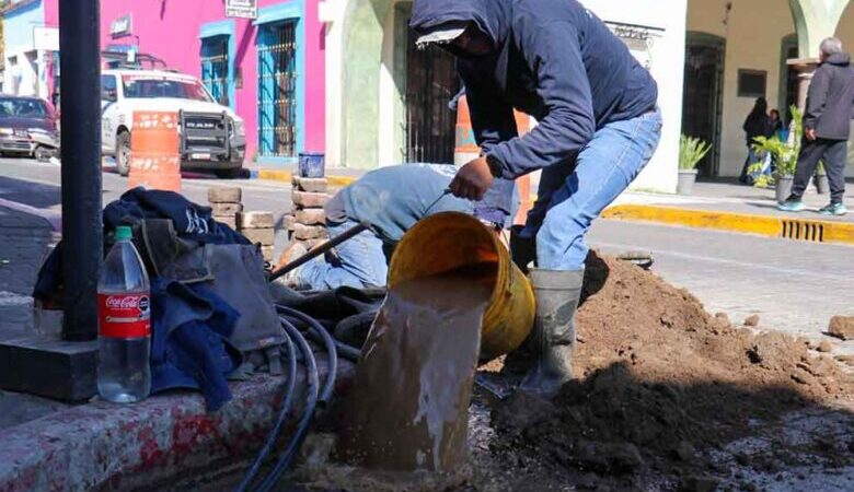 SOSAPACH atiende fuga de agua en el primer cuadro del zócalo de San Pedro Cholula
