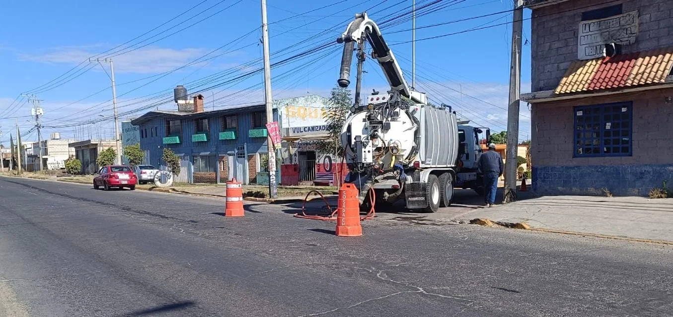 SOSAPACH REALIZA DESAZOLVE POR TAPONAMIENTO EN LA RED DE ALCANTARILLADO SANITARIO DE SAN SEBASTIÁN