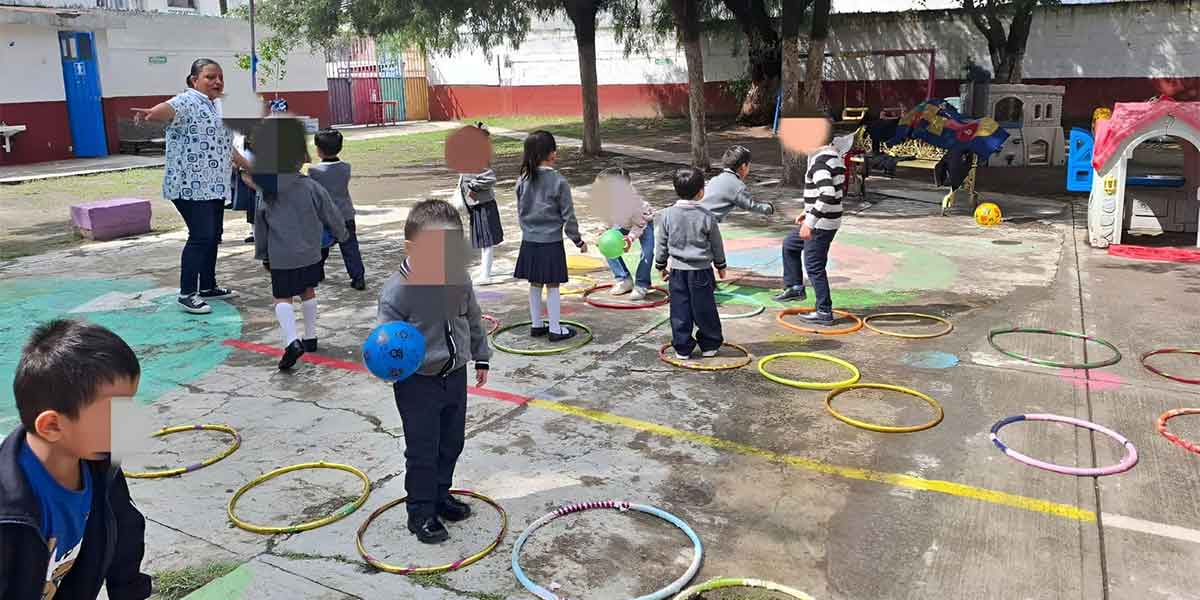 Mujeres participan en taller gratuito de elaboración de rompope en la Casa Carmen Serdán