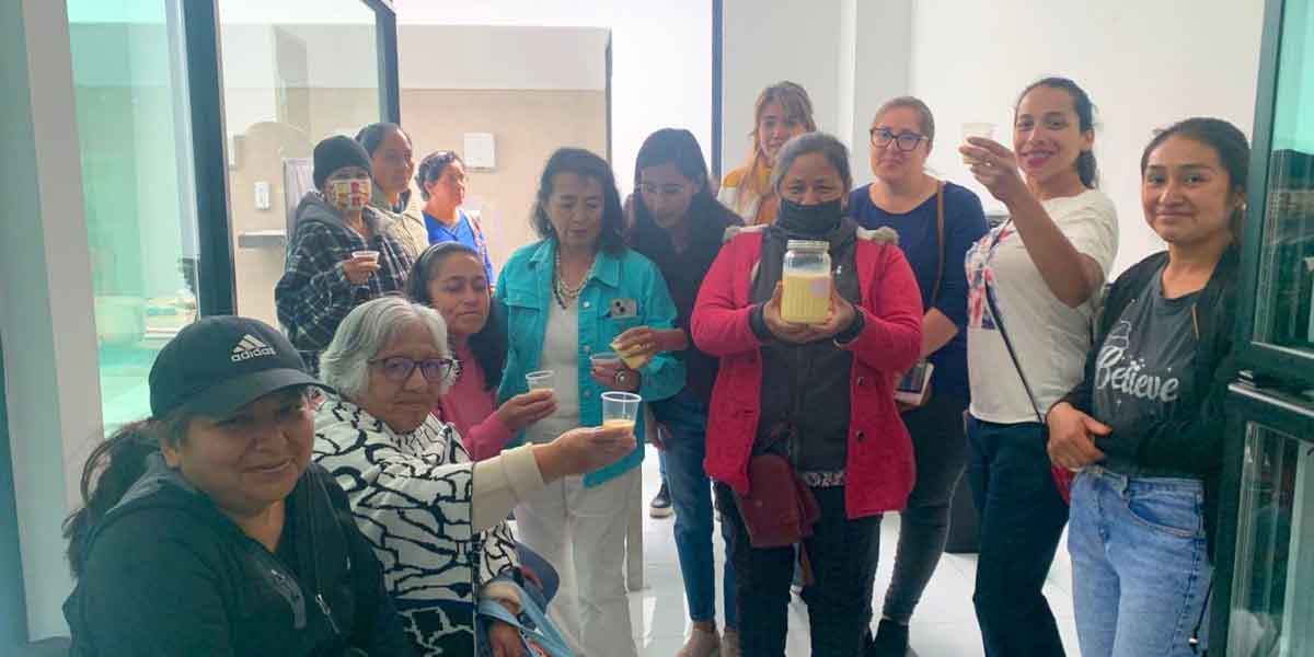 Mujeres participan en taller gratuito de elaboración de rompope en la Casa Carmen Serdán